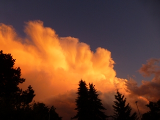 Vorbeiziehende Gewitterwolke (CB) in der Abendsonne