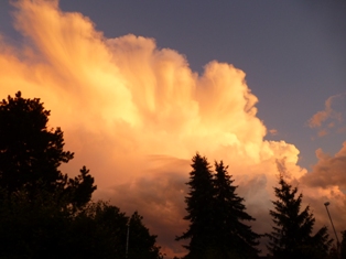 Vorbeiziehende Gewitterwolke (CB) in der Abendsonne