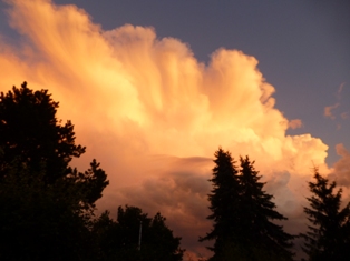 Vorbeiziehende Gewitterwolke (CB) in der Abendsonne